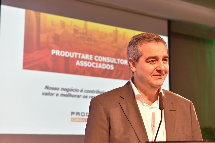 25 anos ajudando companhias brasileiras a se tornarem mais competitivas
